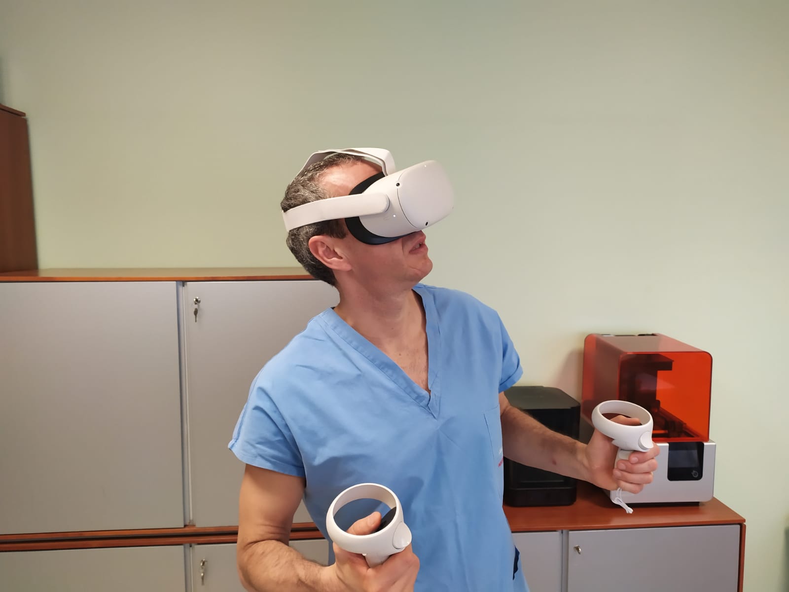 Prof. Vladimiro Vida con tec nologia per realtà virtuale Prof.-Vladimiro-Vida-con-tecnologia-per-realta-virtuale.