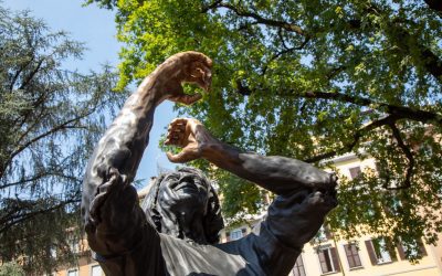 Lo “Sguardo fisico” di Hack: prima statua in Italia a scienziata