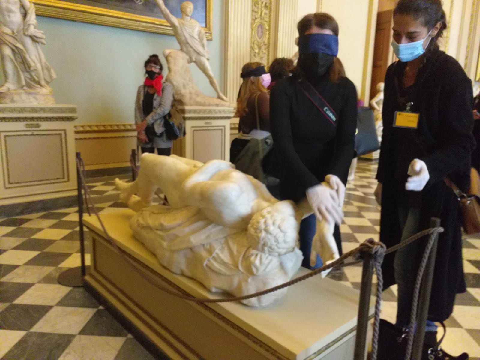 Una visita tattile agli Uffizi nella sala della Niobe Una visita tattile agli Uffizi nella sala della Niobe