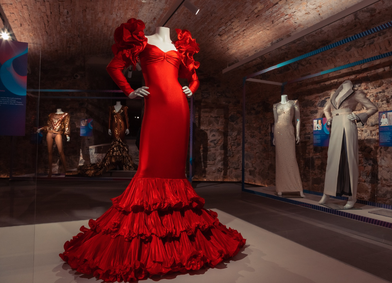 Uno degli abiti di Raffaella Carrà esposti – credits: The Mall Luxury Outlets Sanremo Uno degli abiti di Raffaella Carrà esposti - credits: The Mall Luxury Outlets Sanremo