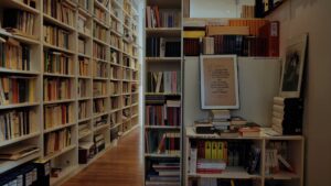 Un'immagine della biblioteca di casa Eco a Milano