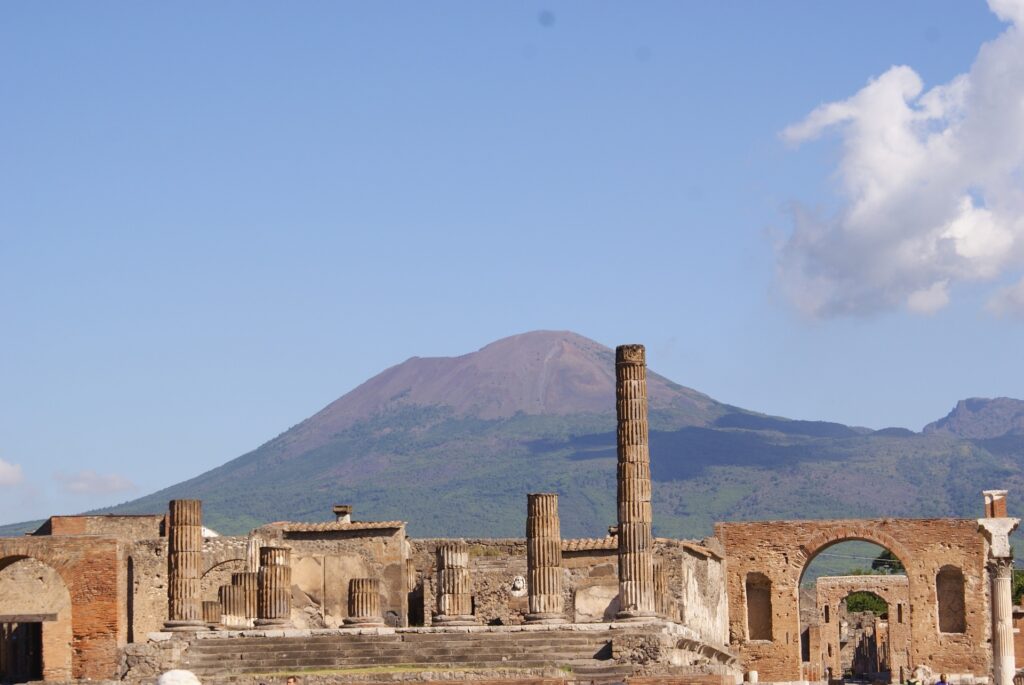 Pompei e il Vesuvio che la distrusse nel 79 d.C.