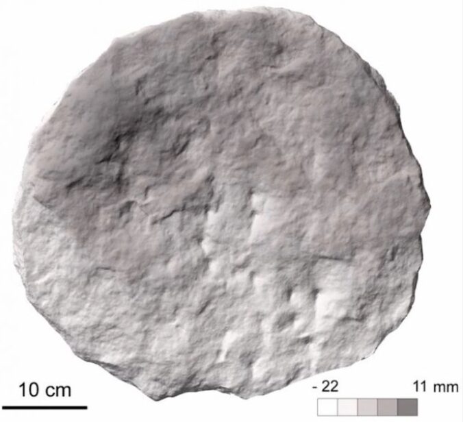 Modello digitale della mappa celeste su pietraa trovata in Carso – Crediti: Bernardini et al., Documenta Praehistorica, 2022 Modello digitale della mappa celeste su pietraa trovata in Carso - Crediti: Bernardini et al., Documenta Praehistorica, 2022