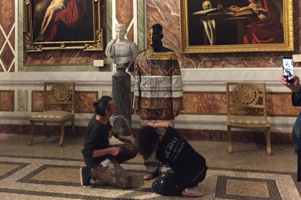 Liu Bolin in Sala di Caravaggio, Galleria Borghese