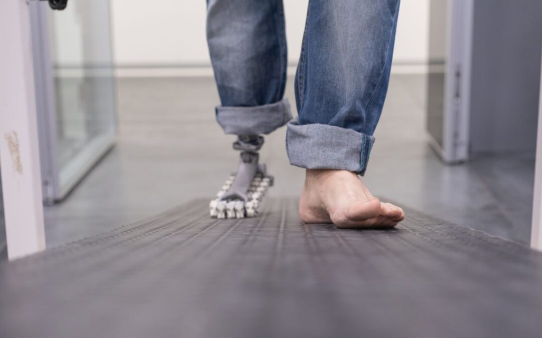 Un piede artificiale per camminare su ogni tipo di terreno, anche in spiaggia