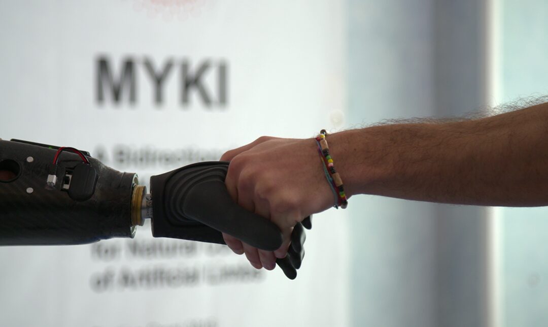 Un italiano sperimenta la prima mano robotica a controllo magnetico