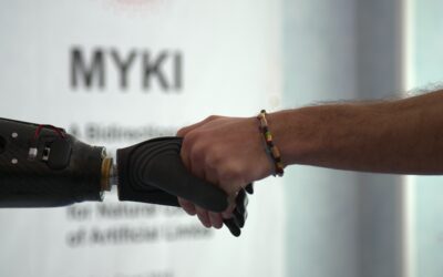 Un italiano sperimenta la prima mano robotica a controllo magnetico