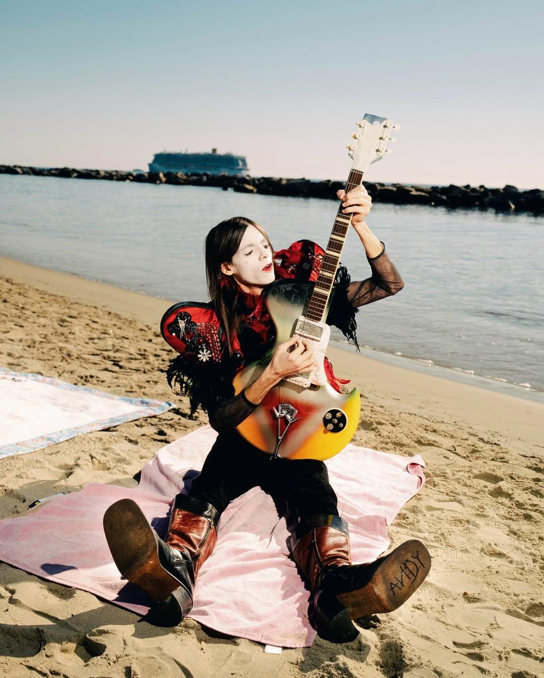 la-chitarra-wandre-imbracciata-da-lucio-corsi-nell-ultima-serata-di-gara-del-festival Lucio Corsi