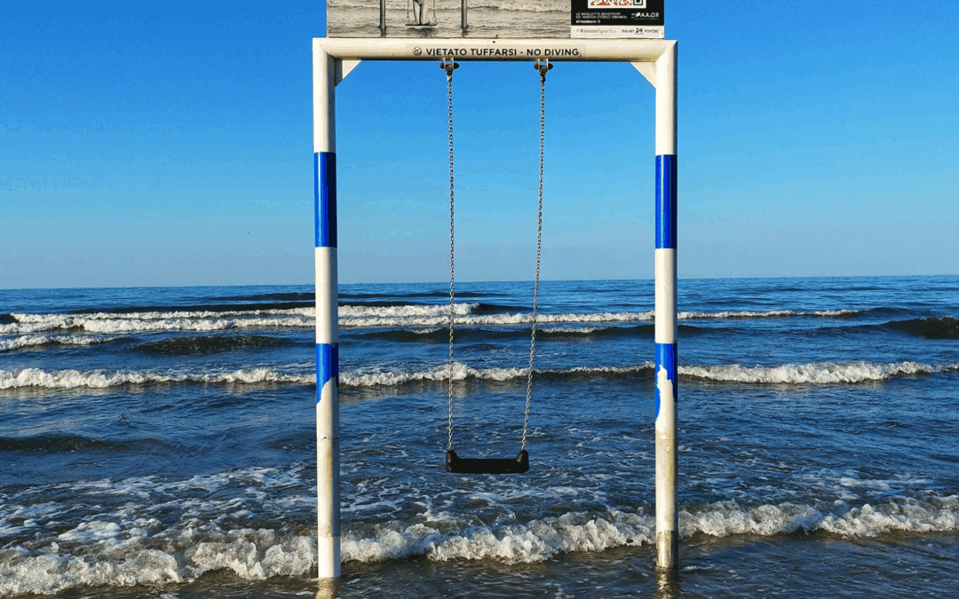 A Rimini torna l’iconica altalena nel mare