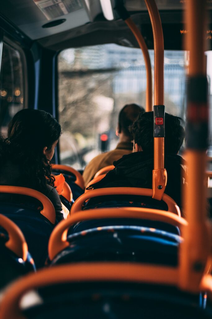 tomi-vadasz-autobus-unsplash