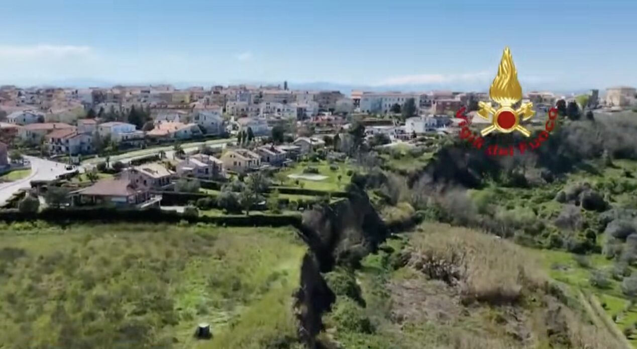 Frana di Petacciato – da video vigili del fuoco Frana di Petacciato - da video vigili del fuoco