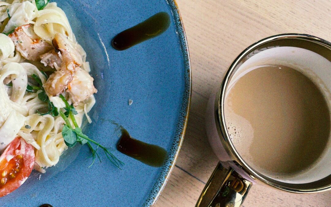 Cappuccino a cena e parmigiano sulle vongole: le sette gaffe dei turisti in Italia