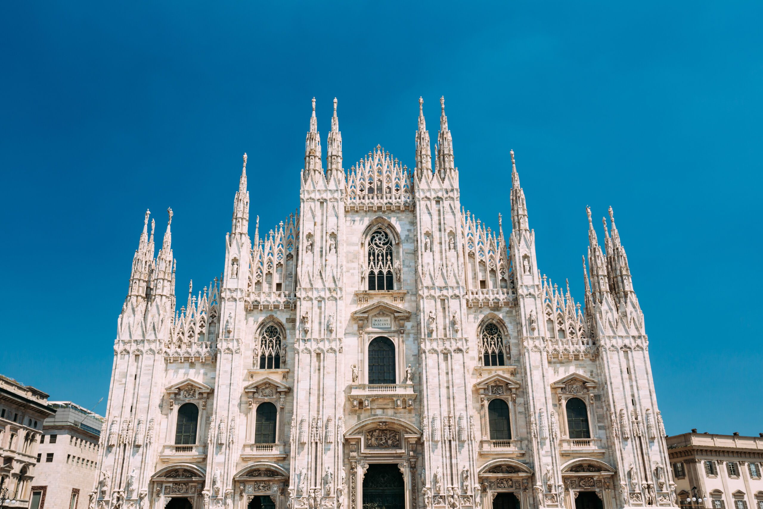 La facciata del Duomo di Milano vista da piazza Duomo
