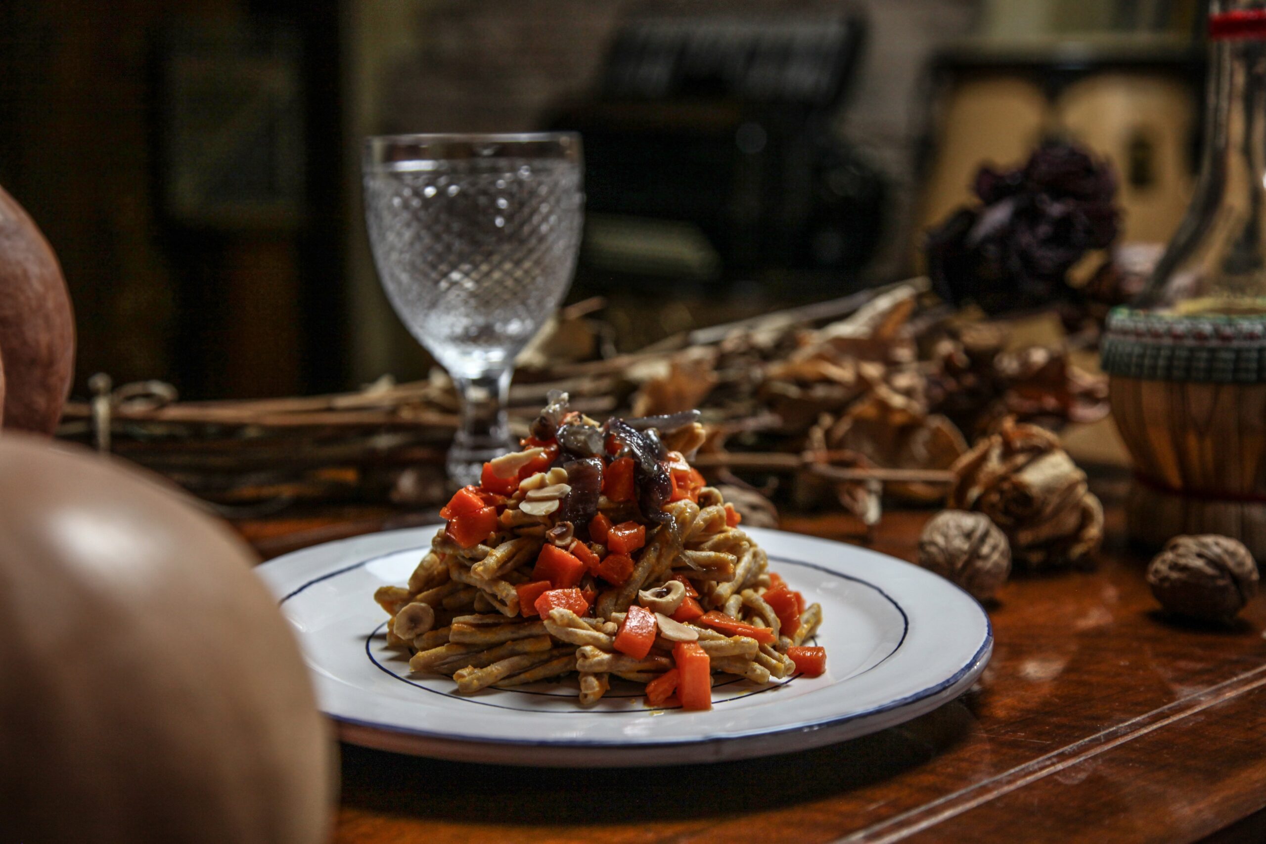 Un piatto di pasta condita con pomodoro, ingredienti tipici della cucina italiana